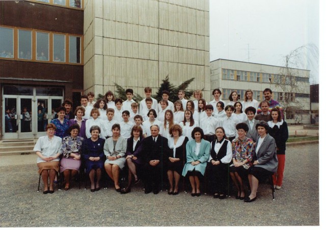 1993. 8.a