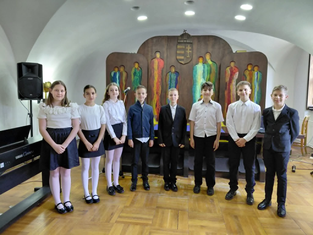 Kiemelt arany minősítésekkel díjazták az 5.b osztályos tanulókból álló énekegyütteseket a Sárvári Kulturális Seregszemle zenei kategóriájában
